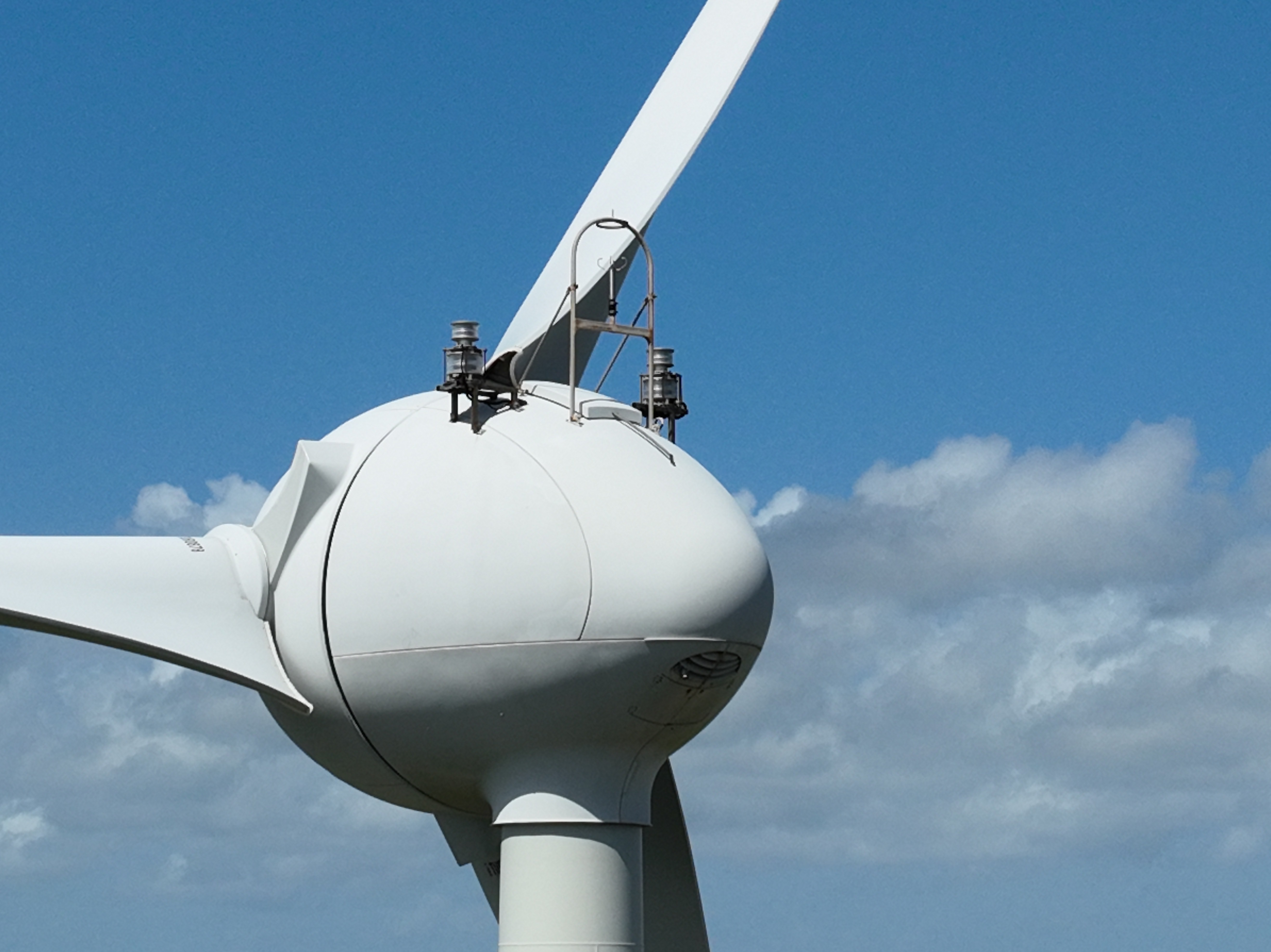 Inspection par drone d'une éolienne en Guadeloupe